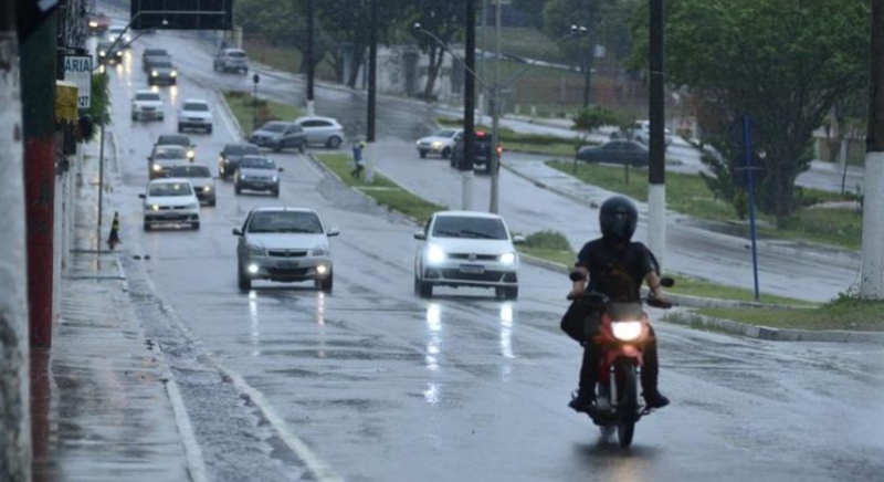 Manaus amanhece com sol, mas previsão indica chuva forte e até 40 mm nesta segunda-feira