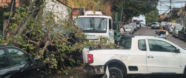Caminhão desgovernado causa destruição de carros e derruba poste no Centro de Manaus