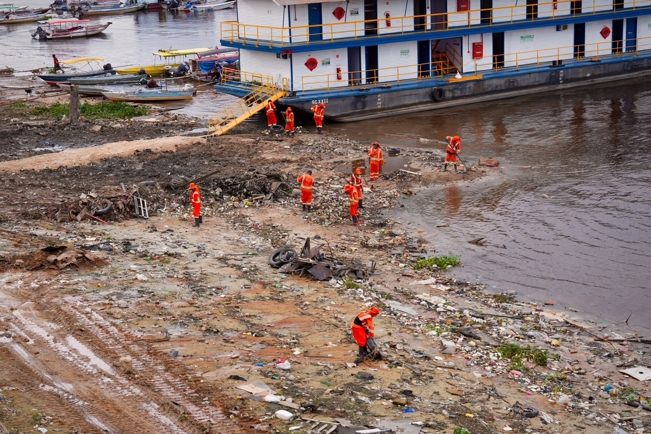 Prefeitura reforça limpeza da orla de Manaus com mais de 2,5 mil toneladas de lixo retiradas em 2026
