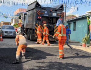 Prefeitura de Manaus reforça recuperação asfáltica no bairro São José com apoio de equipamento pesado