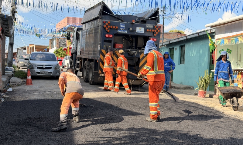 Prefeitura de Manaus reforça recuperação asfáltica no bairro São José com apoio de equipamento pesado