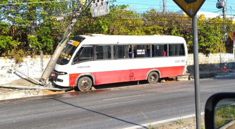 Micro-ônibus bate em poste após motorista perder o controle em Manaus