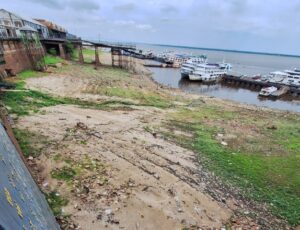 Rio Negro baixa 5,2 metros em setembro e seca pode ficar entre as três maiores da história
