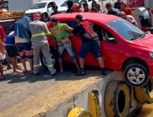 Motorista quase cai com o carro no rio no Porto de Parintins; veja