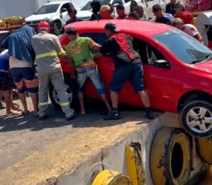 Motorista quase cai com o carro no rio no Porto de Parintins; veja