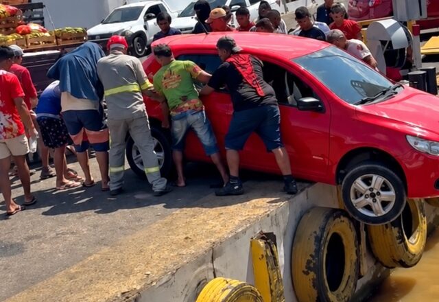 Motorista quase cai com o carro no rio no Porto de Parintins; veja