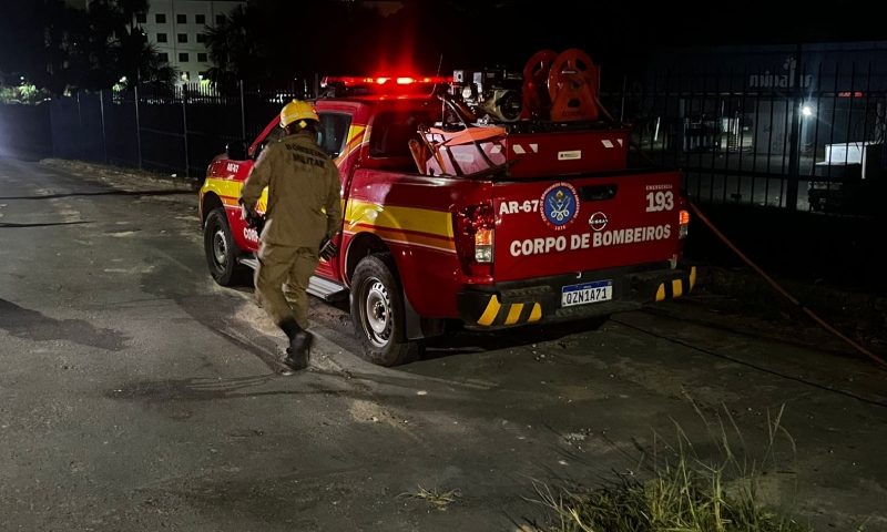 Bombeiros controlam incêndio em área de mata na Avenida Torquato Tapajós, em Manaus