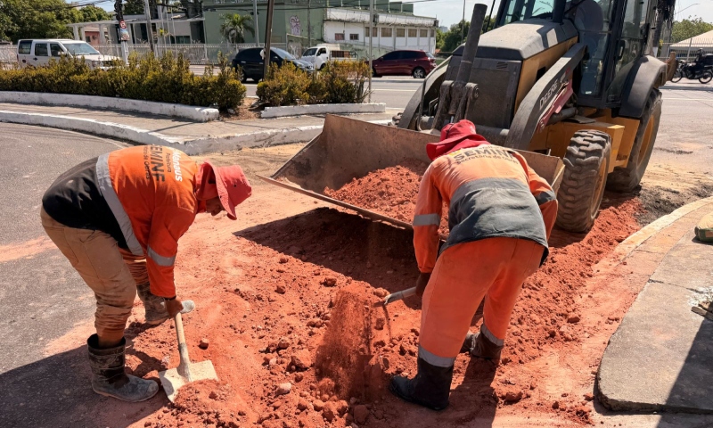 Prefeitura avança em obra emergencial para recuperar galeria subterrânea no cruzamento da Constantino Nery e Darcy Vargas