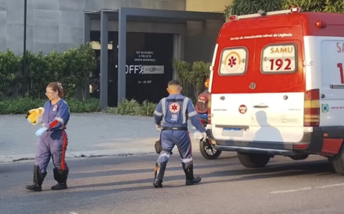 Acidente entre carro e moto deixa motociclista gravemente ferido em Manaus; veja vídeo