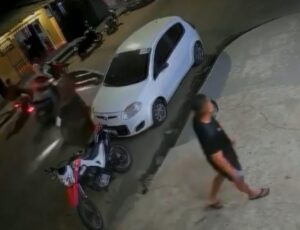 Mulher perde o controle da moto após ser atingida por porta de carro em Parintins; veja vídeo
