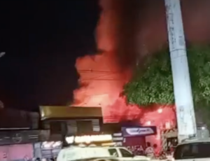 Incêndio de grandes proporções assusta moradores e atinge empresa na Avenida Itaúba; veja videos