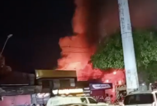 Incêndio de grandes proporções assusta moradores e atinge empresa na Avenida Itaúba; veja videos