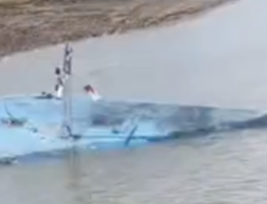 Tensão no rio: embarcação Vovô Vitor naufraga após bater em toco próximo a Boa Vista do Ramos; veja vídeo