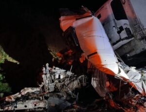 Tragédia na BR-282: motorista morre preso às ferragens após batida entre três caminhões