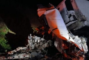 Tragédia na BR-282: motorista morre preso às ferragens após batida entre três caminhões