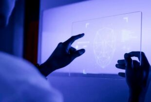 Eleições 2026: mais de 550 vídeos e imagens falsas com inteligência artificial circulam nas redes sociais