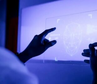 Eleições 2026: mais de 550 vídeos e imagens falsas com inteligência artificial circulam nas redes sociais
