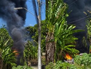Incêndio atinge área próxima a residências e assusta moradores no Jorge Teixeira; veja vídeos