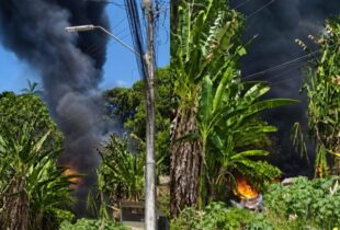 Incêndio atinge área próxima a residências e assusta moradores no Jorge Teixeira; veja vídeos