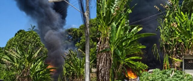 Incêndio atinge área próxima a residências e assusta moradores no Jorge Teixeira; veja vídeos