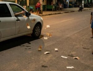Dinheiro é confundido com “santinhos” após motorista jogar R$ 5 mil na rua