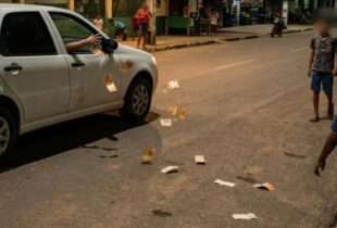 Dinheiro é confundido com “santinhos” após motorista jogar R$ 5 mil na rua