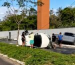 Batida entre dois carros derruba poste e deixa avenida interditada no bairro Ponta Negra; veja vídeo