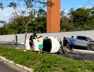 Batida entre dois carros derruba poste e deixa avenida interditada no bairro Ponta Negra; veja vídeo
