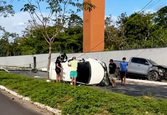 Batida entre dois carros derruba poste e deixa avenida interditada no bairro Ponta Negra; veja vídeo