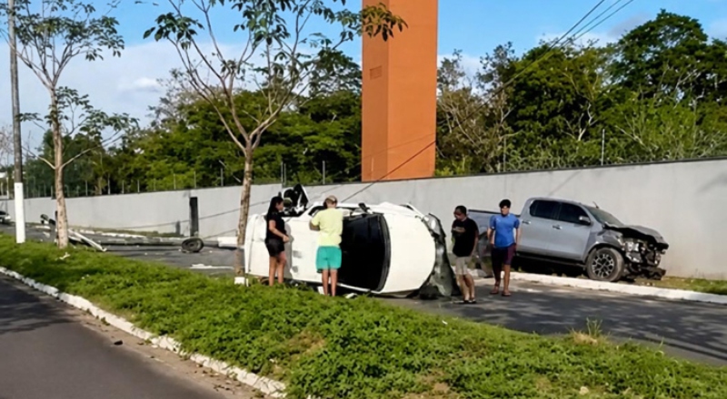 Batida entre dois carros derruba poste e deixa avenida interditada no bairro Ponta Negra; veja vídeo
