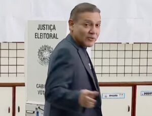Presidente do TSE, Kassio Nunes Marques vota em Brasília e destaca estabilidade logística no início da votação