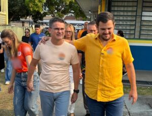 Ao lado de David Almeida, Renato Junior vai às urnas, questiona pesquisas eleitorais e dispara: “Eu acredito no Data Povo”