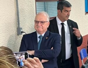 Presidente do STF, ministro Edson Fachin comparece às urnas e vota em Brasília