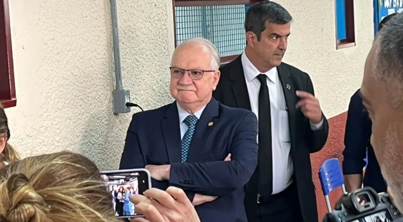 Presidente do STF, ministro Edson Fachin comparece às urnas e vota em Brasília