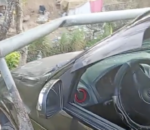 Por um triz: carro bate em mureta e quase despenca em igarapé no bairro Compensa; veja vídeo