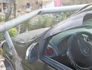 Por um triz: carro bate em mureta e quase despenca em igarapé no bairro Compensa; veja vídeo
