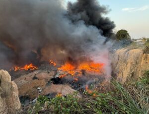 Incêndio de grandes proporções atinge lixão na Avenida Oitis, no Puraquequara
