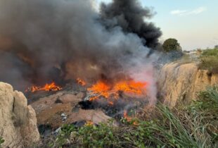 Incêndio de grandes proporções atinge lixão na Avenida Oitis, no Puraquequara