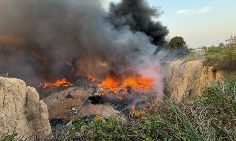 Incêndio de grandes proporções atinge lixão na Avenida Oitis, no Puraquequara