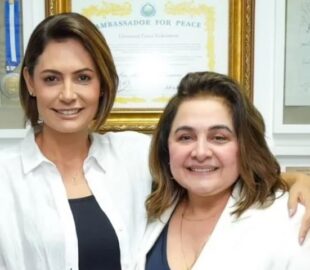 Michelle Bolsonaro deve desembarcar em Manaus para apoiar Maria do Carmo no 2º turno