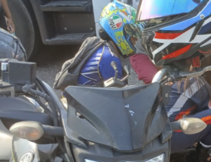 Urgente: motociclista sofre grave acidente e tem cabelo arrancado em Manaus; imagens fortes