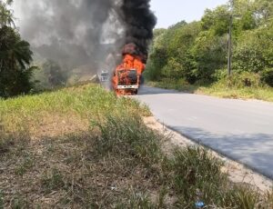 Urgente: incêndio de grandes proporções atinge caminhão na AM-010; veja vídeo