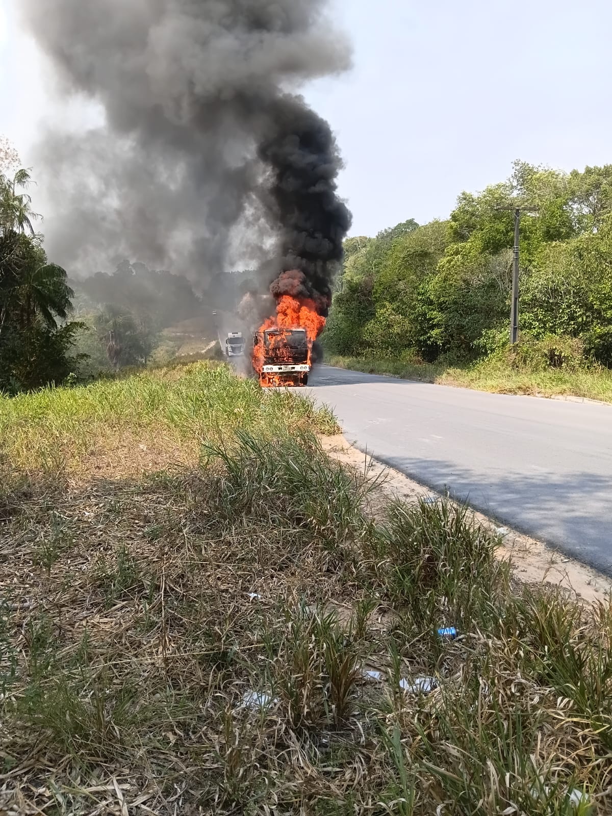Urgente: incêndio de grandes proporções atinge caminhão na AM-010; veja vídeo