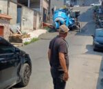 Caminhão betoneira tomba ao tentar subir ladeira no bairro Flores, em Manaus; vídeo