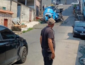Caminhão betoneira tomba ao tentar subir ladeira no bairro Flores, em Manaus; vídeo