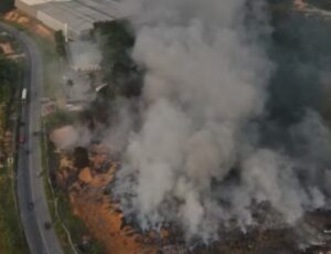 Fumaça toma Manaus e incêndio em lixão já passa de 18 horas no Distrito Industrial; veja vídeo