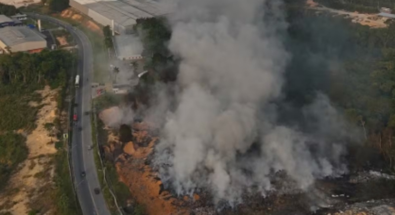 Fumaça toma Manaus e incêndio em lixão já passa de 18 horas no Distrito Industrial; veja vídeo