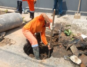 Prefeitura encontra lixo em tubulação e recupera drenagem após cratera abrir no Alvorada