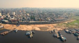 Seca no Amazonas freia grandes navios e afeta rota do polo industrial