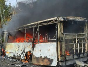 At4que contra ônibus deixa ao menos 30 m0rtos e 18 fer1dos no leste da Ucrânia